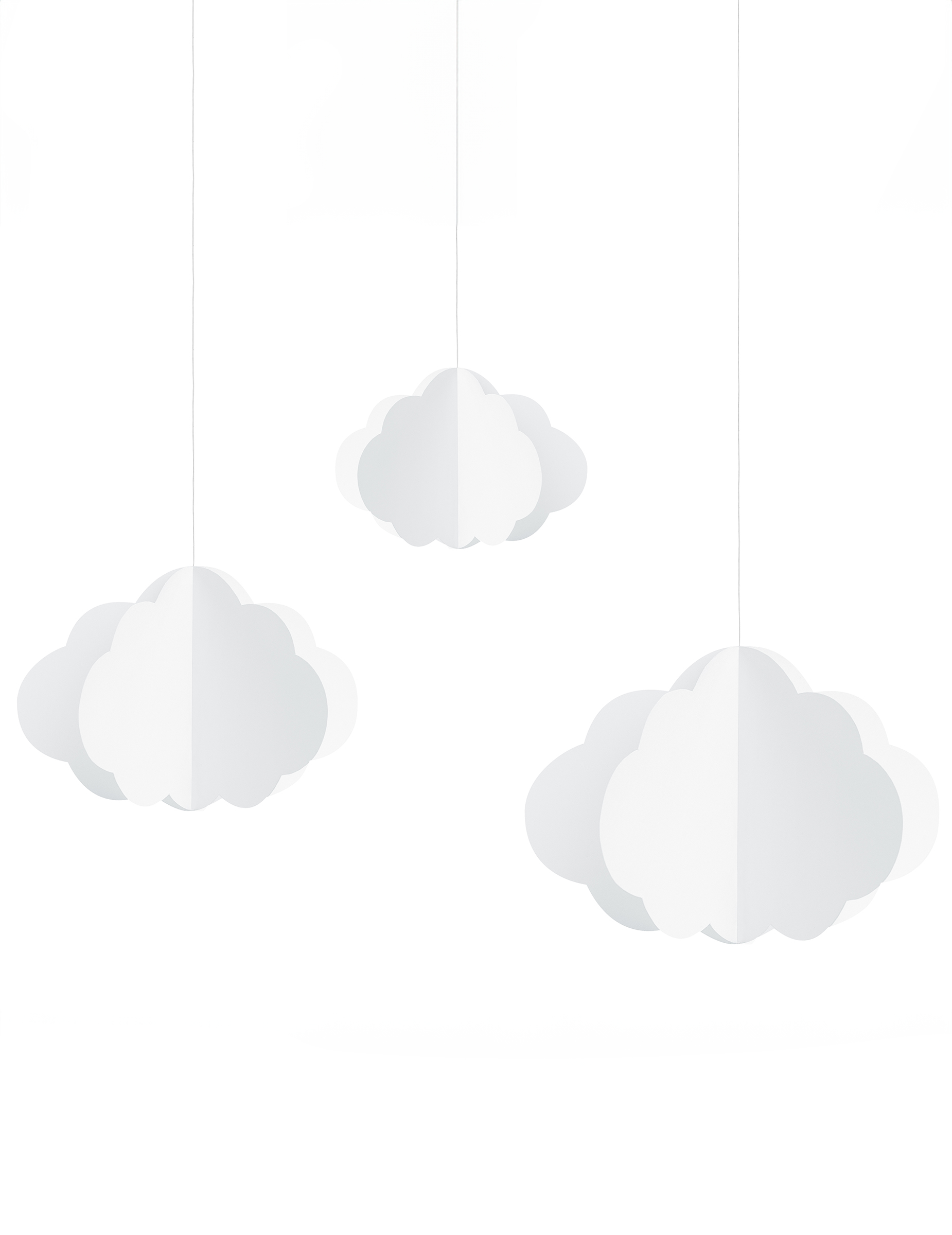 3 hängende weiße Pappwolken als Dekoration