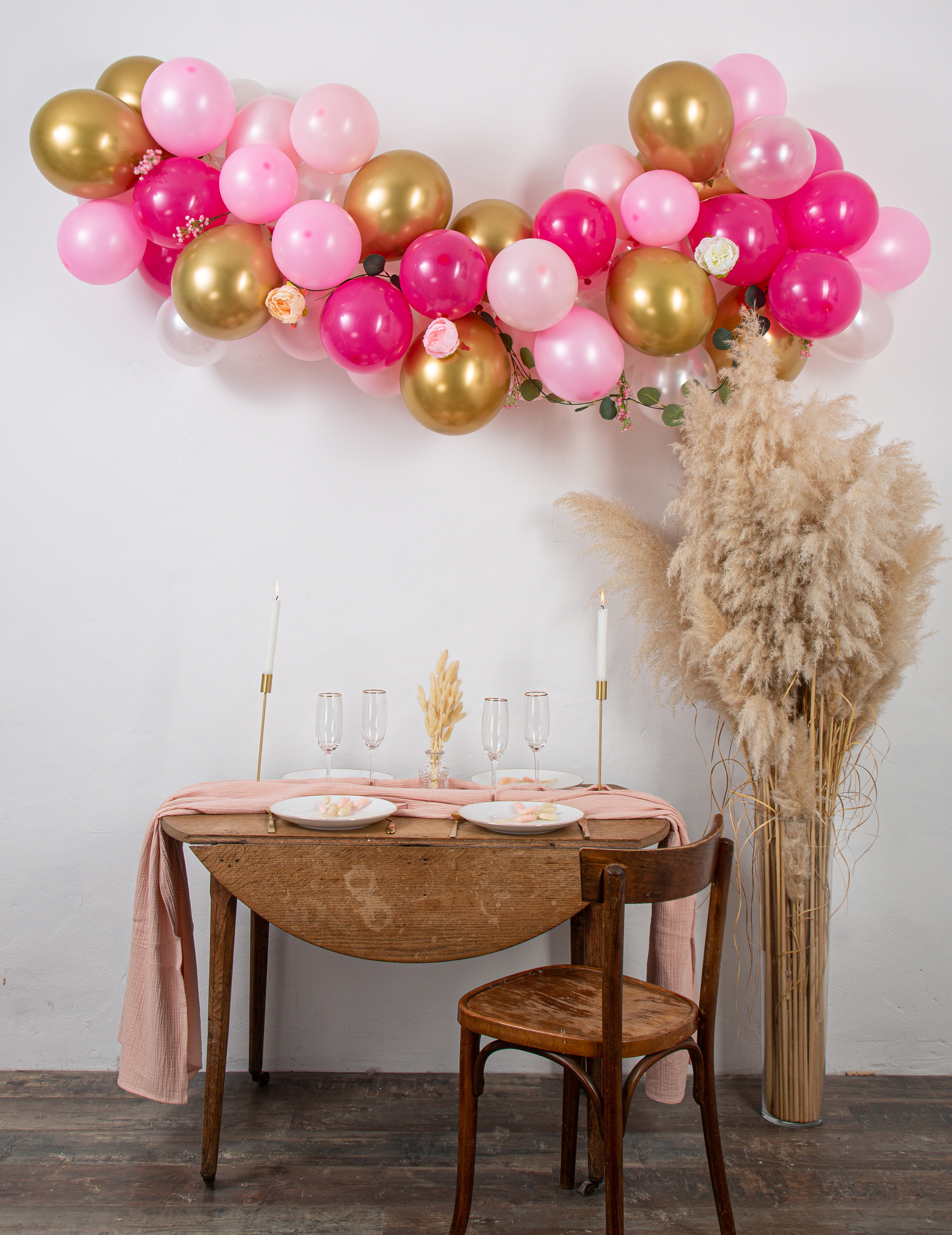 50er Ballonbogen-Set Rosa + Gold mit Pfingstrosen + Eukalyptus