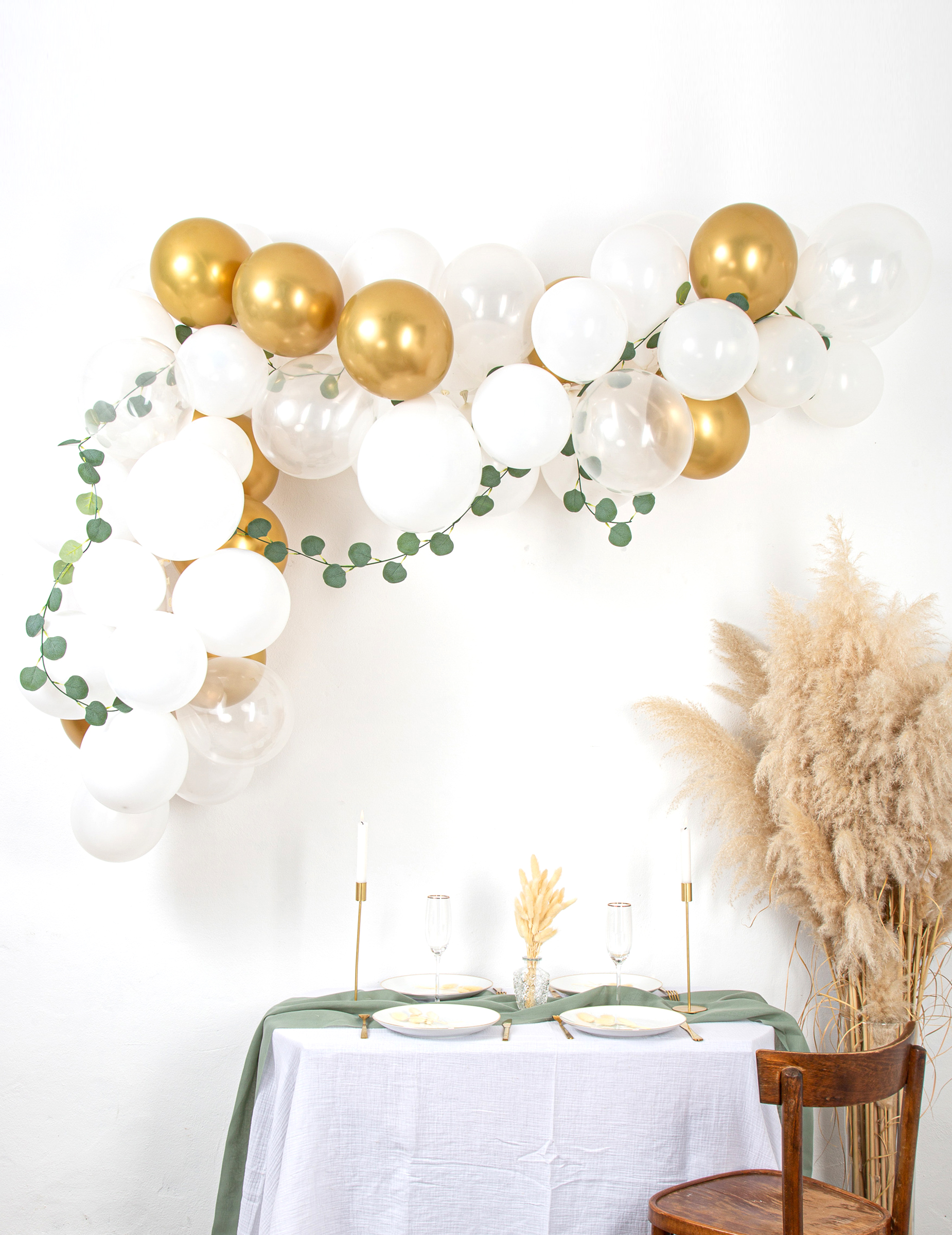 60-teiliges Ballonbogen-Set Weiß + Gold mit Eukalyptus-Zweigen