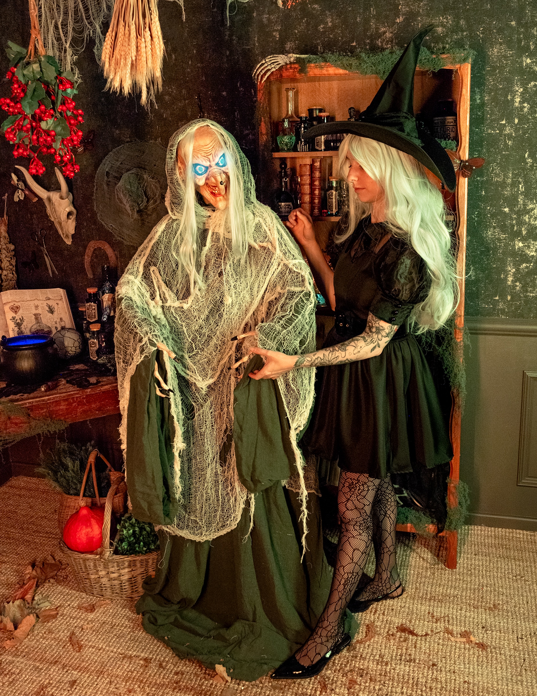 Horrorhexe Andromeda animierte Dekofigur 153 cm