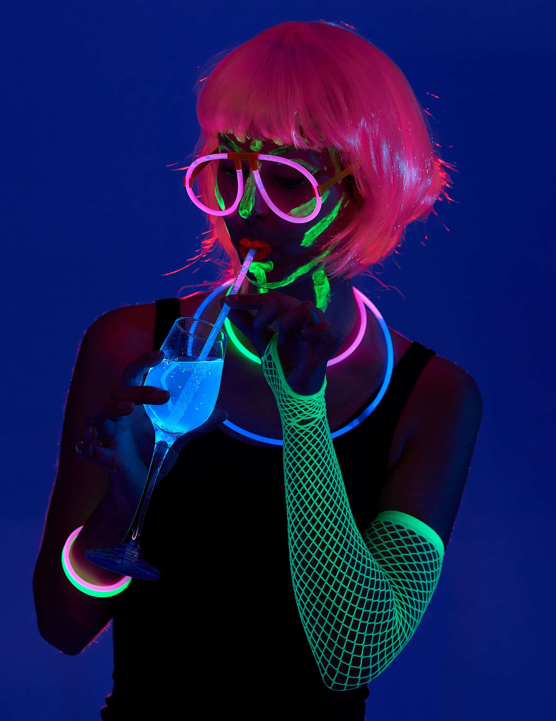 Party Zubehör UV leuchtende Partybox 80-teilig bunt