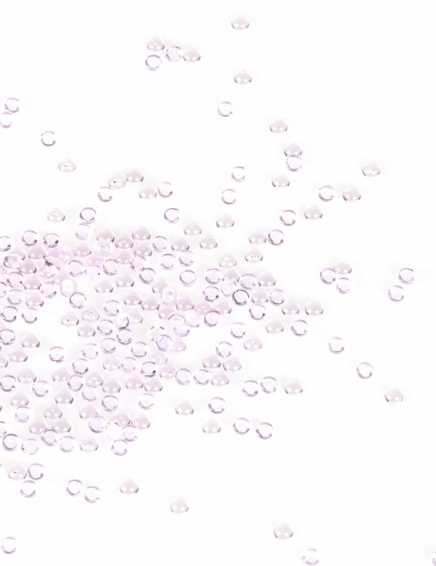 Tischdekoration schimmernde Regentropfen Perlen violett